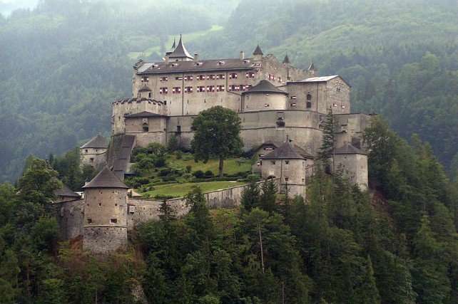 Hohenwerfen Castle Memorator, CC BY-SA 2.5, Wikimedia Commons