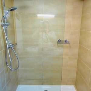 Zuhanyzó a fürdőszobában, Aberg apartman, Haus Schneeberg, Hochkoenig