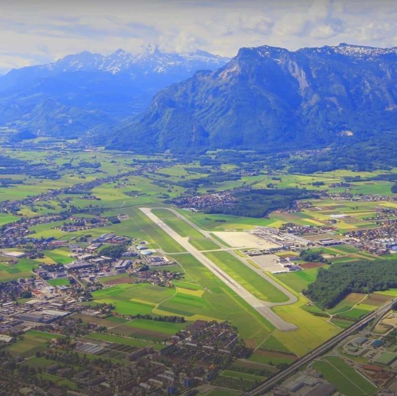 Uitzicht op de luchthaven van Salzburg vanuit de lucht