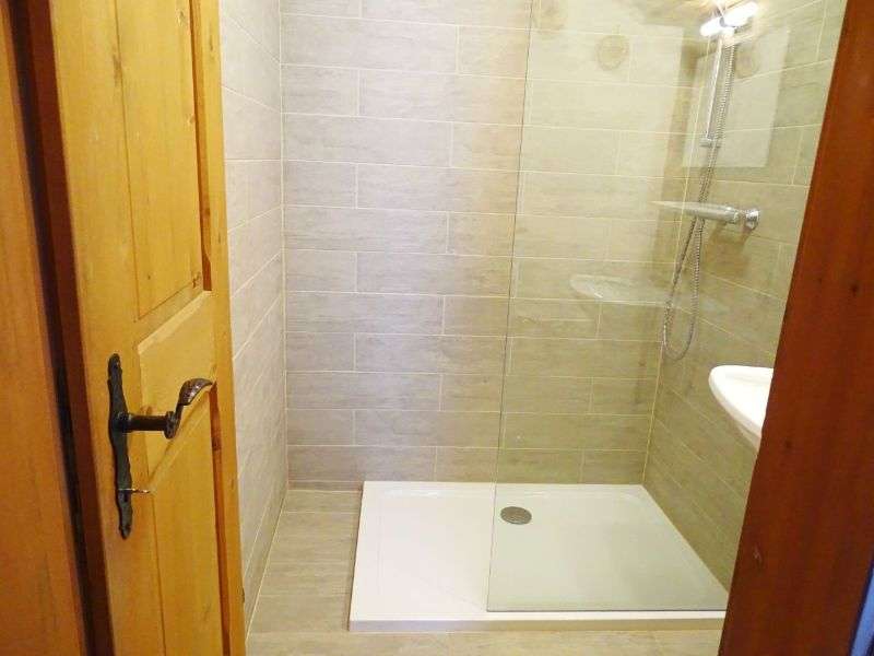 Salle de bain de l'appartement Hochkeil avec douche à l'italienne, Haus Schneeberg