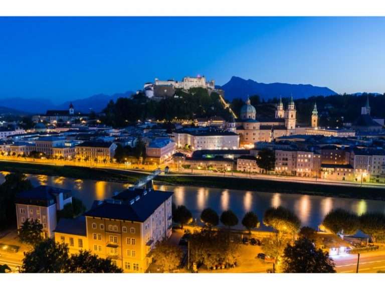 Zamek w Salzburgu nocą